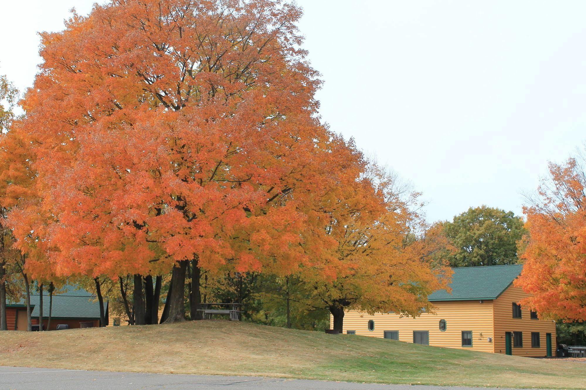 Mcquoid'S Inn And Event Center Isle Exterior foto